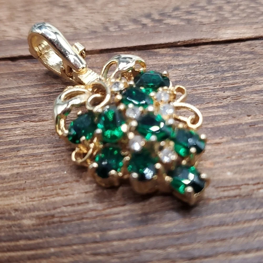 Brilliant bright emerald‎ Grapevine vintage pendant